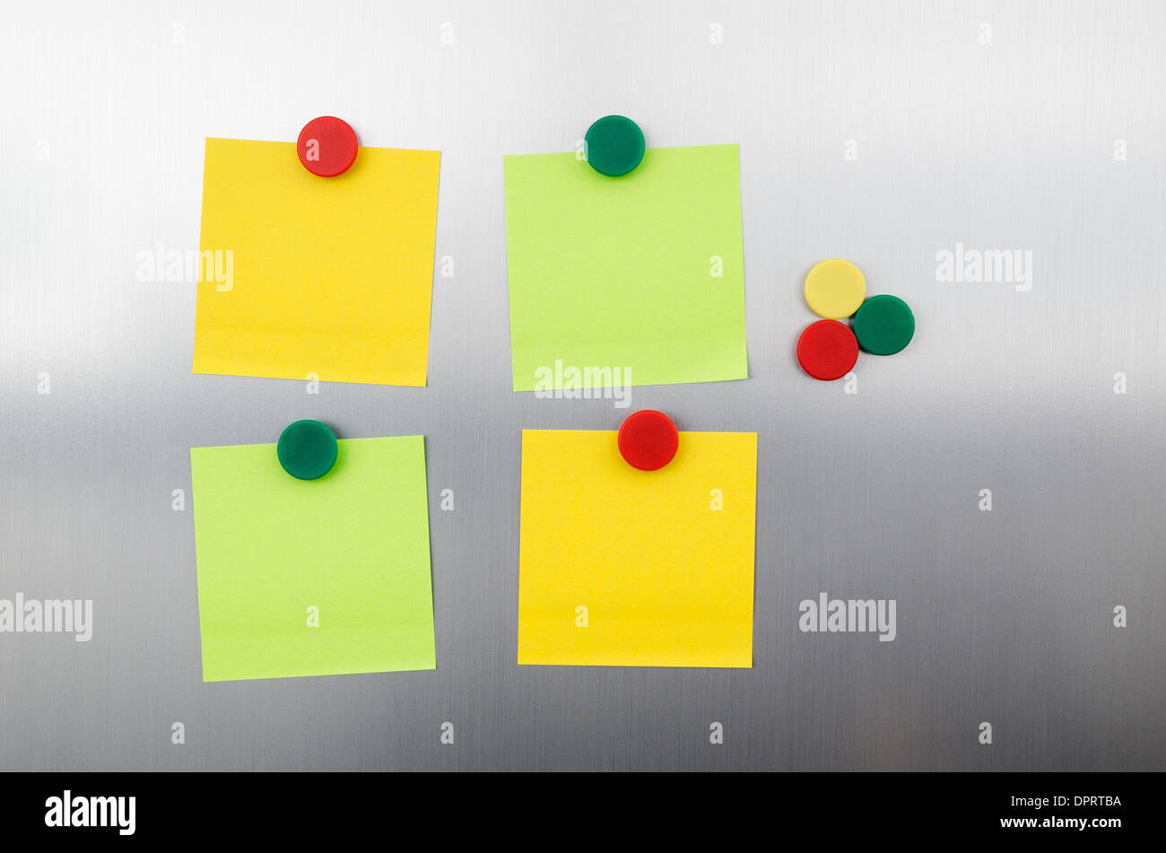 Farbige Notizen und Magnete auf Inox metallic Kühlschrank Stockfoto