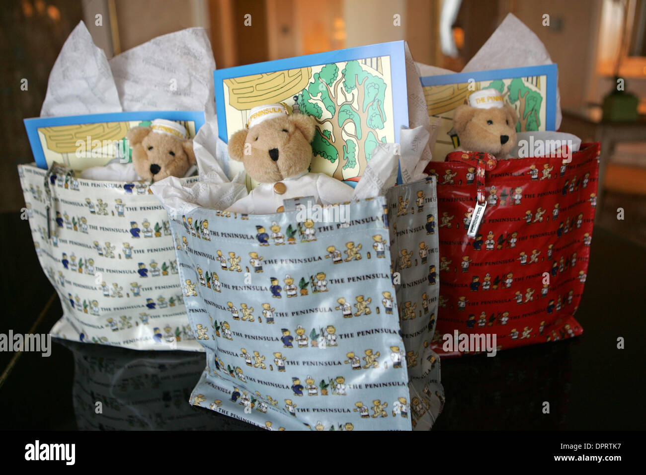 6. Dezember 2008 - Los Angeles, Kalifornien, USA - The Peninsula Beverly Hills einige kreativen Dienstleistungen für seine Gäste bietet. Zum Beispiel bietet das Hotel Zimmer kulinarisches Erlebnis und monogrammiert Kissen und Betten für Hunde. Das Hotel hat auch Kinderprogramm im vergangenen Sommer geschaffen. Kinder erhalten Halbinsel Rucksäcke, T-shirts und Malbücher bei der Ankunft.  (Cr Stockfoto