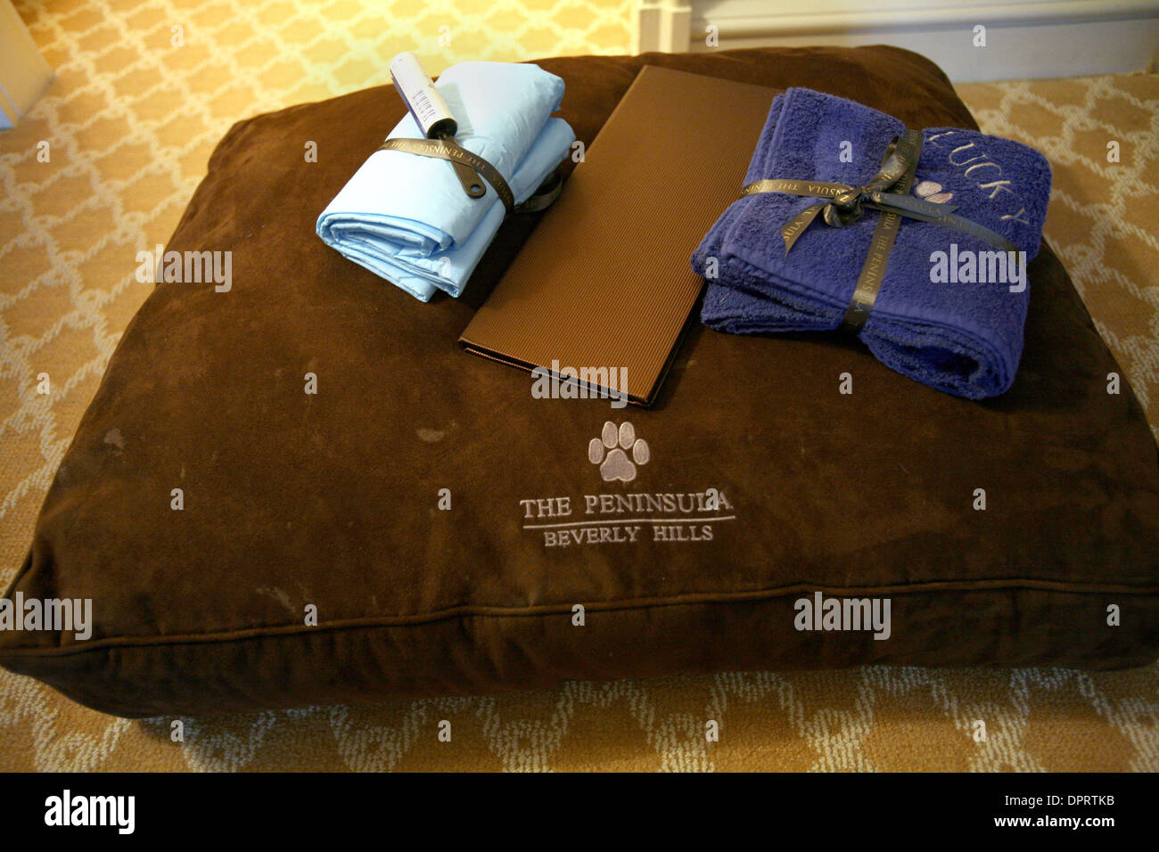 6. Dezember 2008 - Los Angeles, Kalifornien, USA - The Peninsula Beverly Hills einige kreativen Dienstleistungen für seine Gäste bietet. Zum Beispiel bietet das Hotel Zimmer kulinarisches Erlebnis und monogrammiert Kissen und Betten für Hunde. Das Hotel hat auch Kinderprogramm im vergangenen Sommer geschaffen. Kinder erhalten Halbinsel Rucksäcke, T-shirts und Malbücher bei der Ankunft.  (Cr Stockfoto