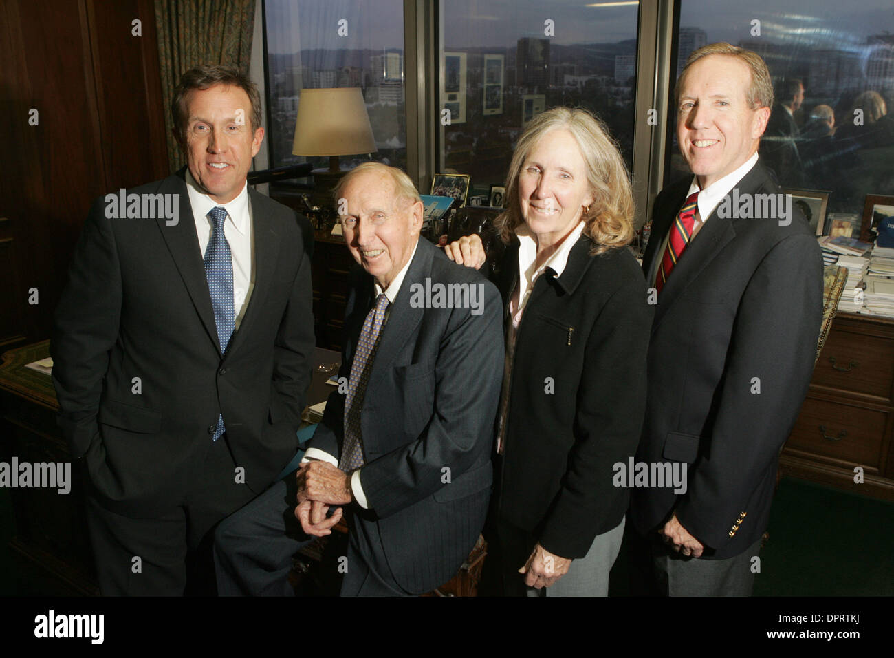 6. Dezember 2008 - Los Angeles, Kalifornien, USA - JOHN EDWARD ANDERSON mit seinen Söhnen WILLIAM (L), JOHN ANDERSON Jr.(R) und Tochter JUDITH. Anderson ist der Präsident und Alleinaktionär von Topa Aktien, Ltd.. Er betreut derzeit mehr als 40 % igen Tochtergesellschaften in den unterschiedlichsten Branchen wie Landwirtschaft, Autohändler, Versicherungen, Immobilien und Großhandel Getränke di Stockfoto