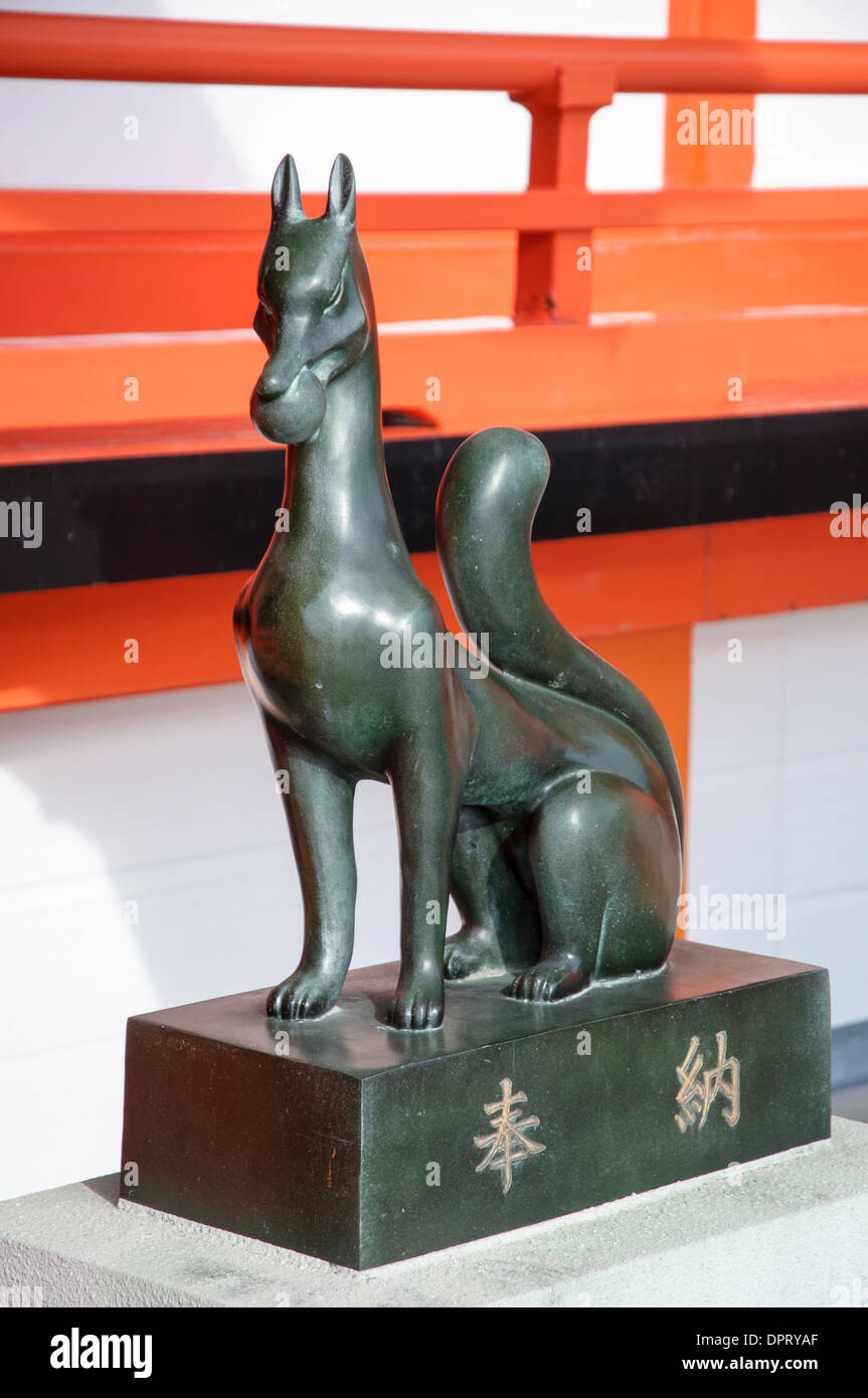 Metall Fuchs Statue bei einem Shinto-Schrein in Japan. Stockfoto