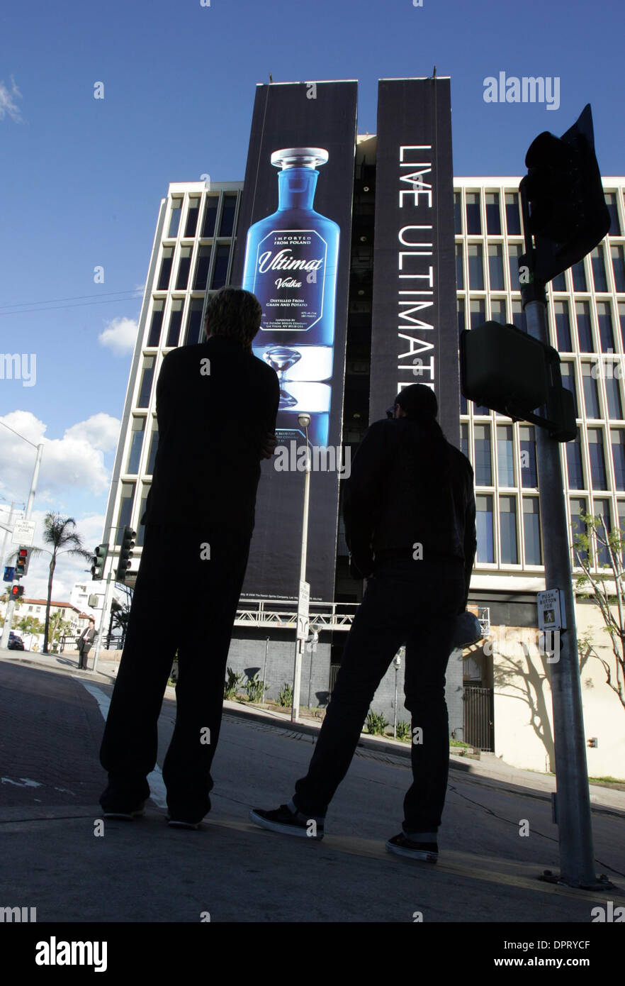12. Februar 2009 - Los Angeles, Kalifornien, USA - die Supergraphics, die die Seiten von Gebäuden in der Stadt Los Angeles abdecken. Los Angeles Feuer Inspektoren sagte, dass sie der Eigentümer von fast 20 Gebäuden, Supergraphics an der Außenwand des ihre Eigenschaften zu entfernen bestellt haben. (Kredit-Bild: © Ringo Chiu/ZUMA Press) Stockfoto