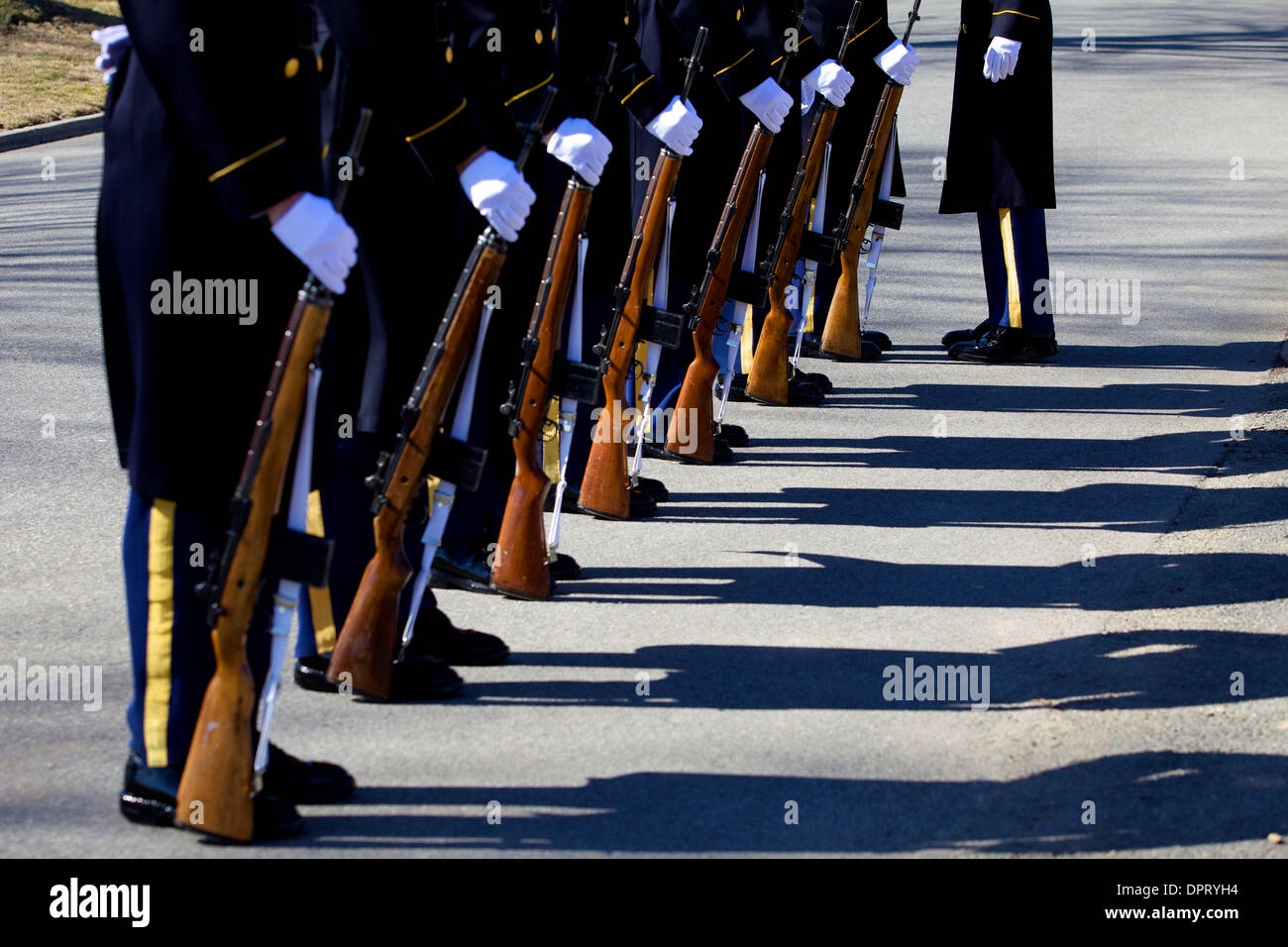 25. Februar 2009 tut - Arlington, Virginia, USA - das Feuern Partei Kommandeur der Firma C, 1-3 Infanterie, eine Endkontrolle der Partei feuern, bevor sie ihre Position auf dem Arlington National Cemetery nehmen. (Kredit-Bild: © Kate Karwan Burgess/ZUMAPRESS.com) Stockfoto