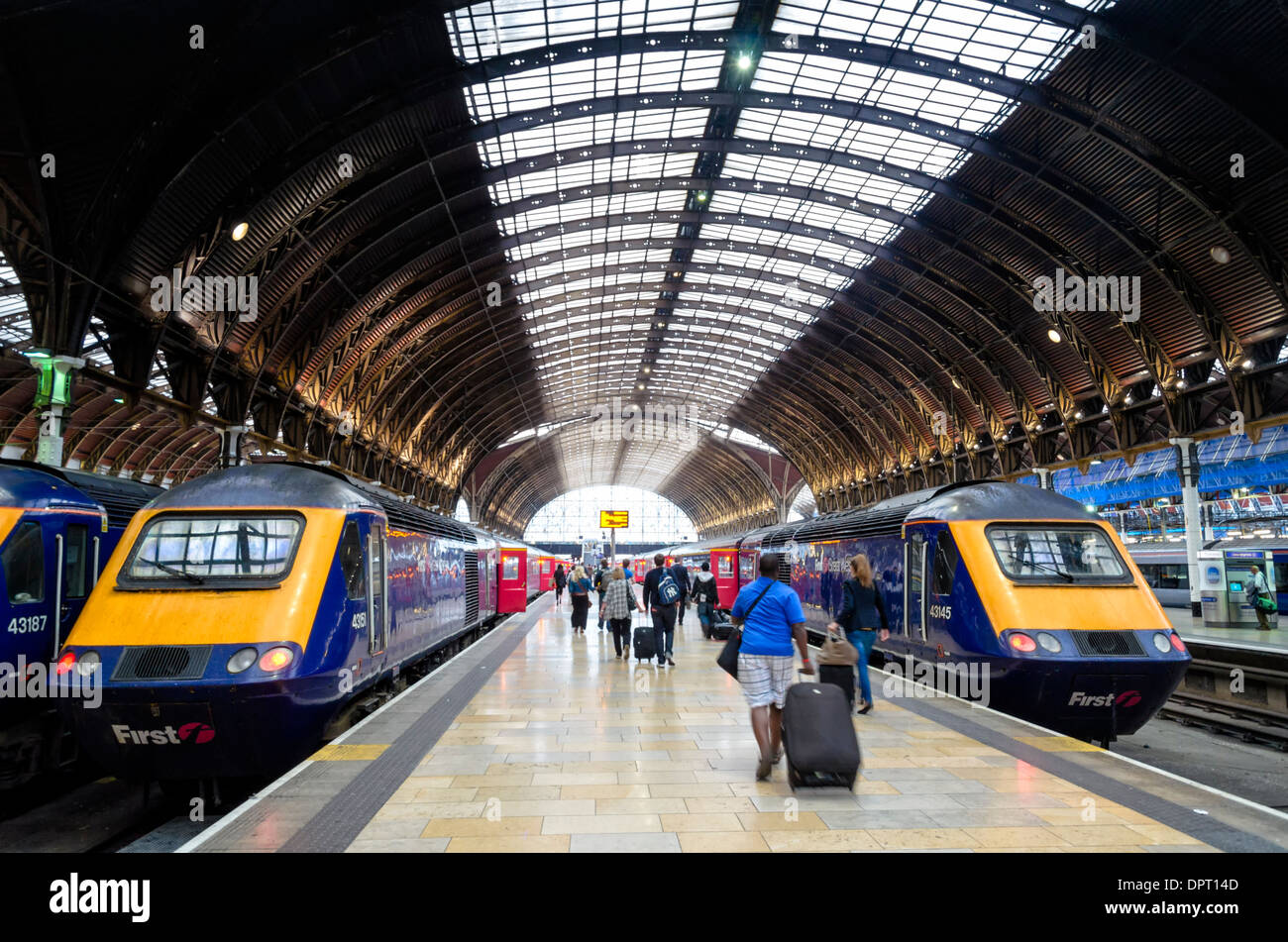 London Paddington Station mit seinen großen geschwungenen Dach und high-Speed-Züge Stockfoto