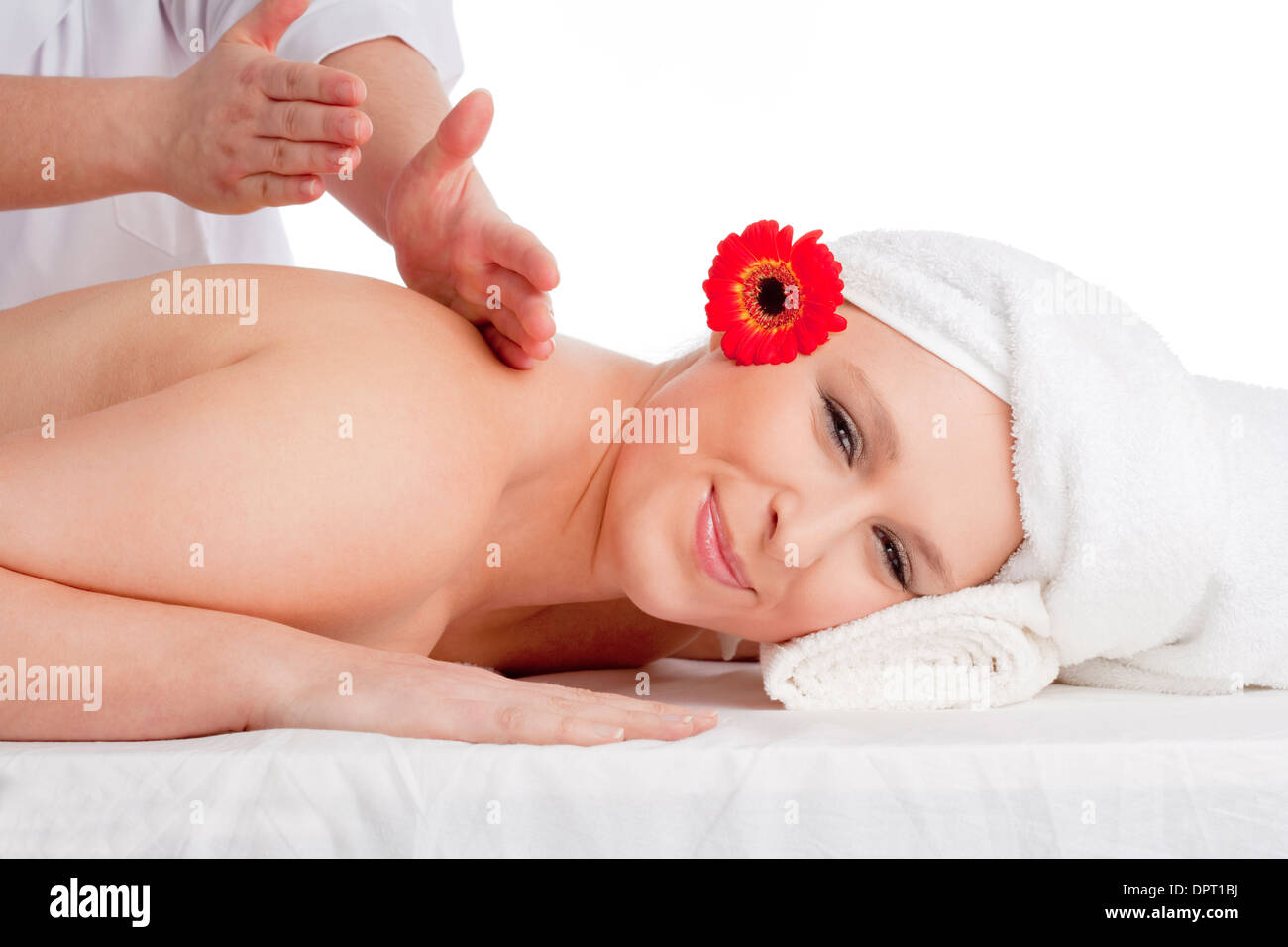 Schöne Frau genießen Rückenmassage im Beauty Spa Stockfoto
