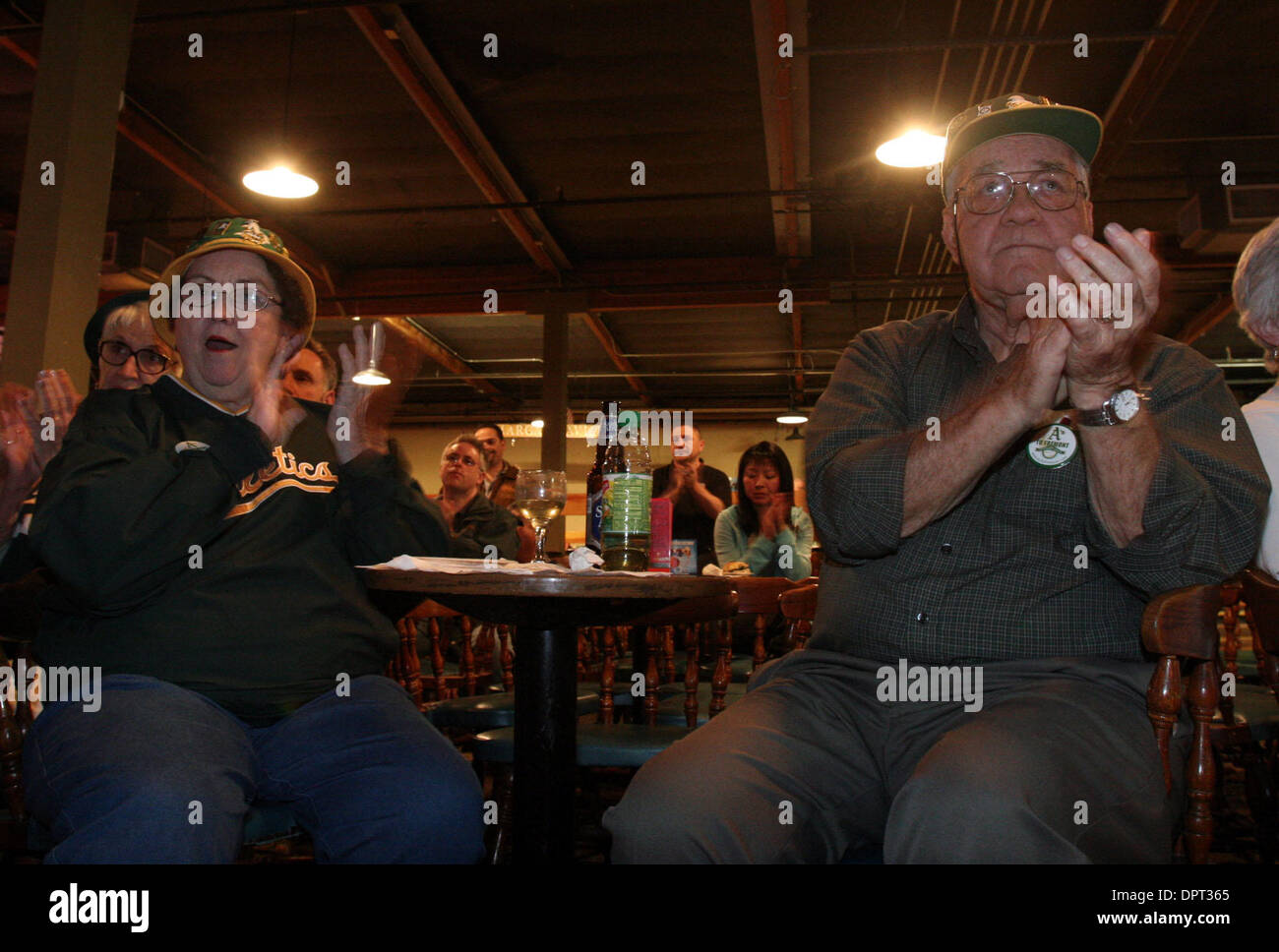 Oakland A's Fans Connie Anderson und ihr Mann Andy Anderson von Fremont besuchen eine Kundgebung, die Unterstützung des Aufbaus von Baseball-Stadion und Umzug der Major-League-Team in Fremont, Kalifornien, auf Mittwoch, 25. Februar 2009, die Fremont Handelskammer organisiert die Veranstaltung, die an den Sattel county westliche Zahnstange gehalten wurde. (Anda Chu/Personal) Stockfoto