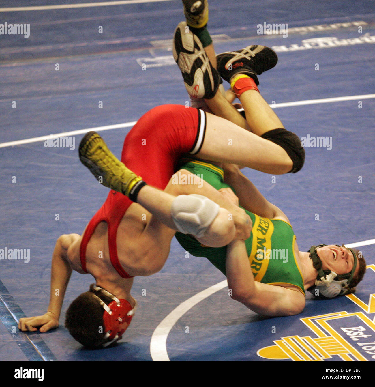 Livermore Alec Fraser, Recht, versucht, Weg von Bella Vista's Jake Briggs während ihrer 130 lbs Trost Runde Spiel bei den 2009 CIF Wrestling-Staatsmeisterschaften in Rabobank Arena in Bakersfield, Kalifornien am Samstag, 7. März 2009. Fraser verlor 2: 0. (Dean Coppola/Personal) Stockfoto