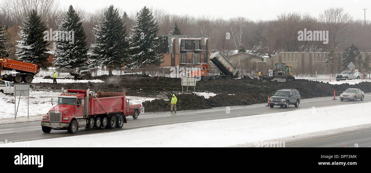 26. März 2009 - Moorhead, Minnesota, USA - als the Red River Varietékünstlerin steigen in der Nähe, eine irdene Deich ist in der Richtung Osten Spur gebaut und auf die 8th Street Ausfahrt Interstate 94 als Flut kämpfen Bemühungen Moorhead fortgesetzt. (Kredit-Bild: © Bruce Mies/ZUMA Press) Stockfoto