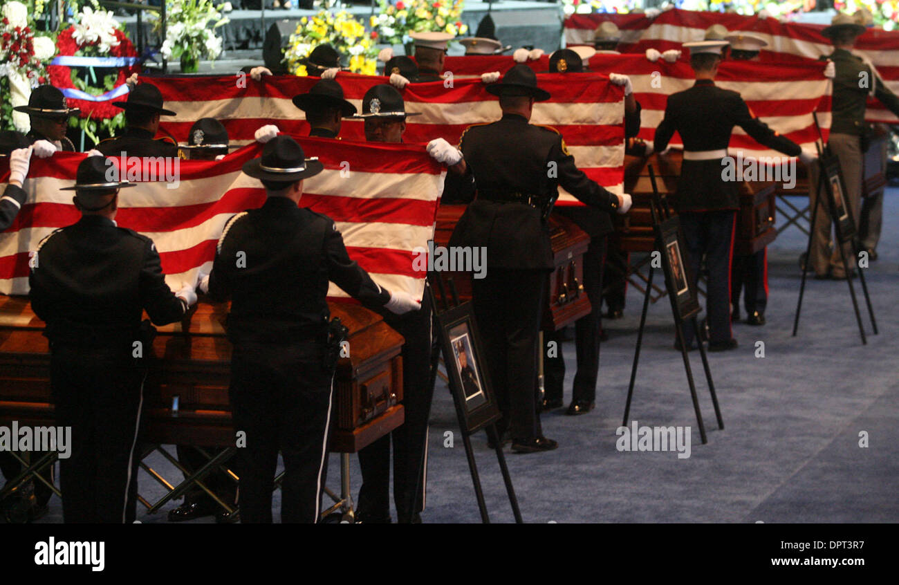 Die Ehrengarde Falten die Fahnen auf Freitag, 27. März 2009 in der Oracle Arena in Oakland, Kalifornien, wo ein Begräbnis für die vier getöteten Oakland Polizisten festgehalten wurde. Am Samstag, den 21. März wurden Offiziere Mark Dunakin, Ervine Römer, Dan Sakai und John Hege von Lovelle Mixon erschlagen. (Jane Sommerkonzerte/Oakland Tribune/Pool) Stockfoto