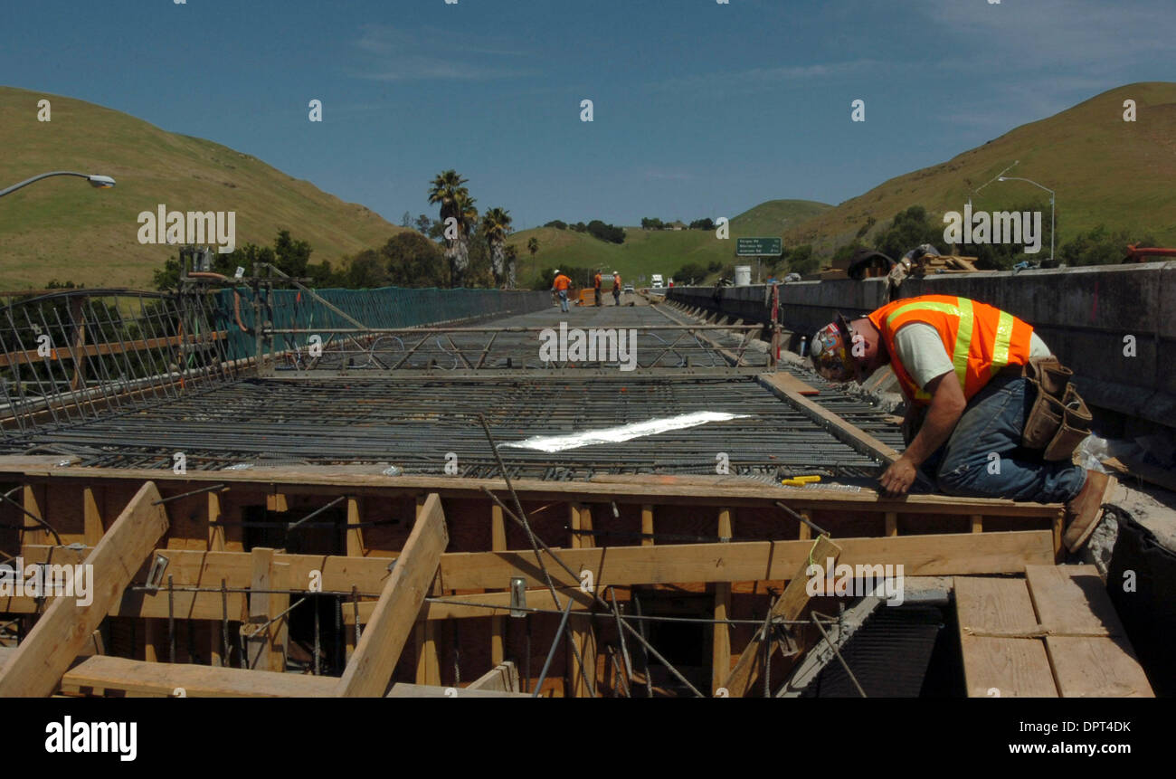 Brian Merryman arbeitet auf einer Brücke über Mission Boulevard (238) entlang der Interstate 680 in Fremont, Kalifornien, auf Montag, 20. April 2009. Die Autobahn wird erweitert wird, um hohe Belegung Mautspuren zu erstellen, mit denen nicht-Fahrgemeinschaft Fahrer über Transponder Zahlen auf der Spur. Diejenigen, die Fahrgemeinschaft wird weiterhin die Spur zur Verfügung. (Cindi Christie/Personal) Stockfoto