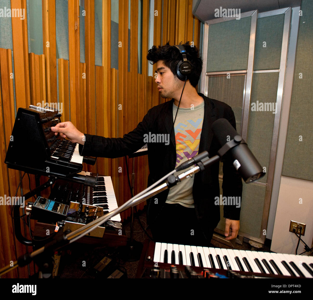 27. April 2009 - Santa Monica, Kalifornien, USA - REUBEN WU, Keyboarder für Ladytron, Soundcheck für ein live, im Studio set auf der Morgen wird vielseitige Show bei Radio Sender KCRW.  (Kredit-Bild: © Brian Cahn/ZUMA Press) Stockfoto