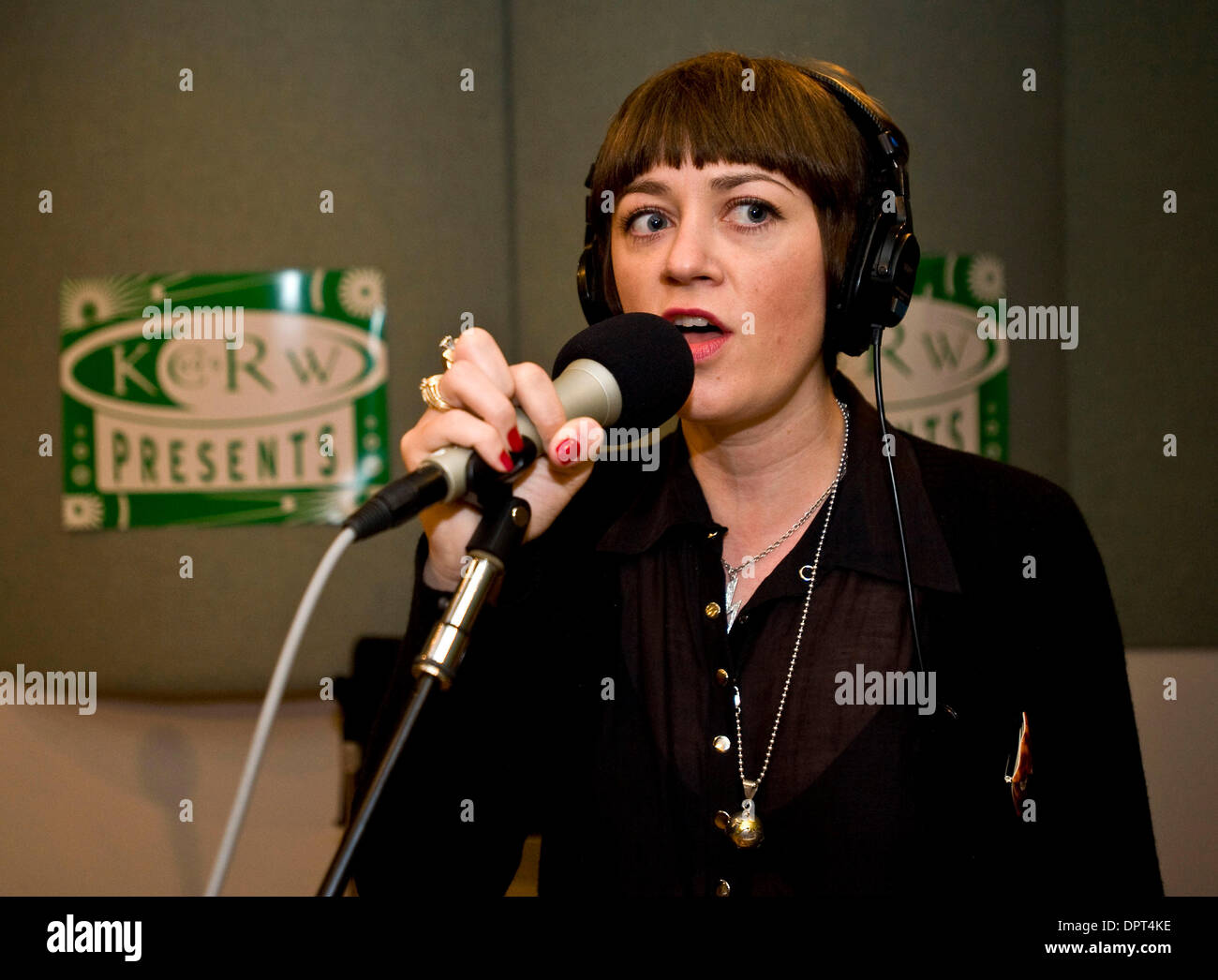 27. April 2009 - Santa Monica, Kalifornien, USA - HELEN MARNIE, Sängerin für Ladytron, Soundcheck für ein live und im Studio Set auf der Morgen wird vielseitige Show bei Radio Sender KCRW.  (Kredit-Bild: © Brian Cahn/ZUMA Press) Stockfoto