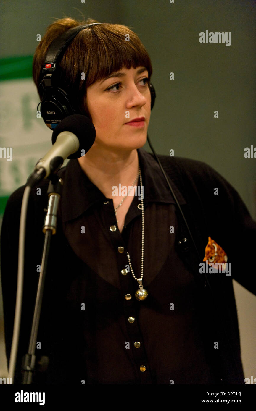 27. April 2009 - Santa Monica, Kalifornien, USA - HELEN MARNIE, Sängerin für Ladytron, Soundcheck für ein live und im Studio Set auf der Morgen wird vielseitige Show bei Radio Sender KCRW.  (Kredit-Bild: © Brian Cahn/ZUMA Press) Stockfoto