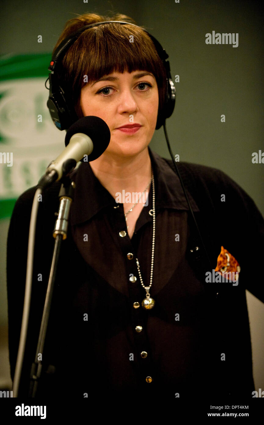 27. April 2009 - Santa Monica, Kalifornien, USA - HELEN MARNIE, Sängerin für Ladytron, Soundcheck für ein live und im Studio Set auf der Morgen wird vielseitige Show bei Radio Sender KCRW.  (Kredit-Bild: © Brian Cahn/ZUMA Press) Stockfoto