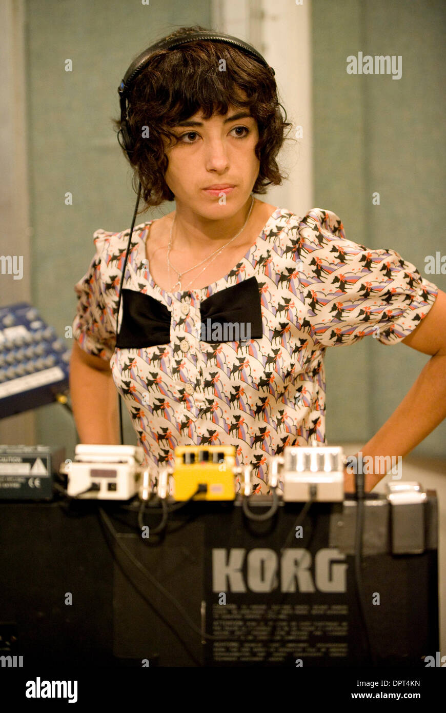 27. April 2009 eingestellt - Santa Monica, Kalifornien, USA - MIRA AROYO von Ladytron, Soundcheck für ein live, im Studio auf der Morgen wird vielseitige Show beim Radiosender KCRW.  (Kredit-Bild: © Brian Cahn/ZUMA Press) Stockfoto