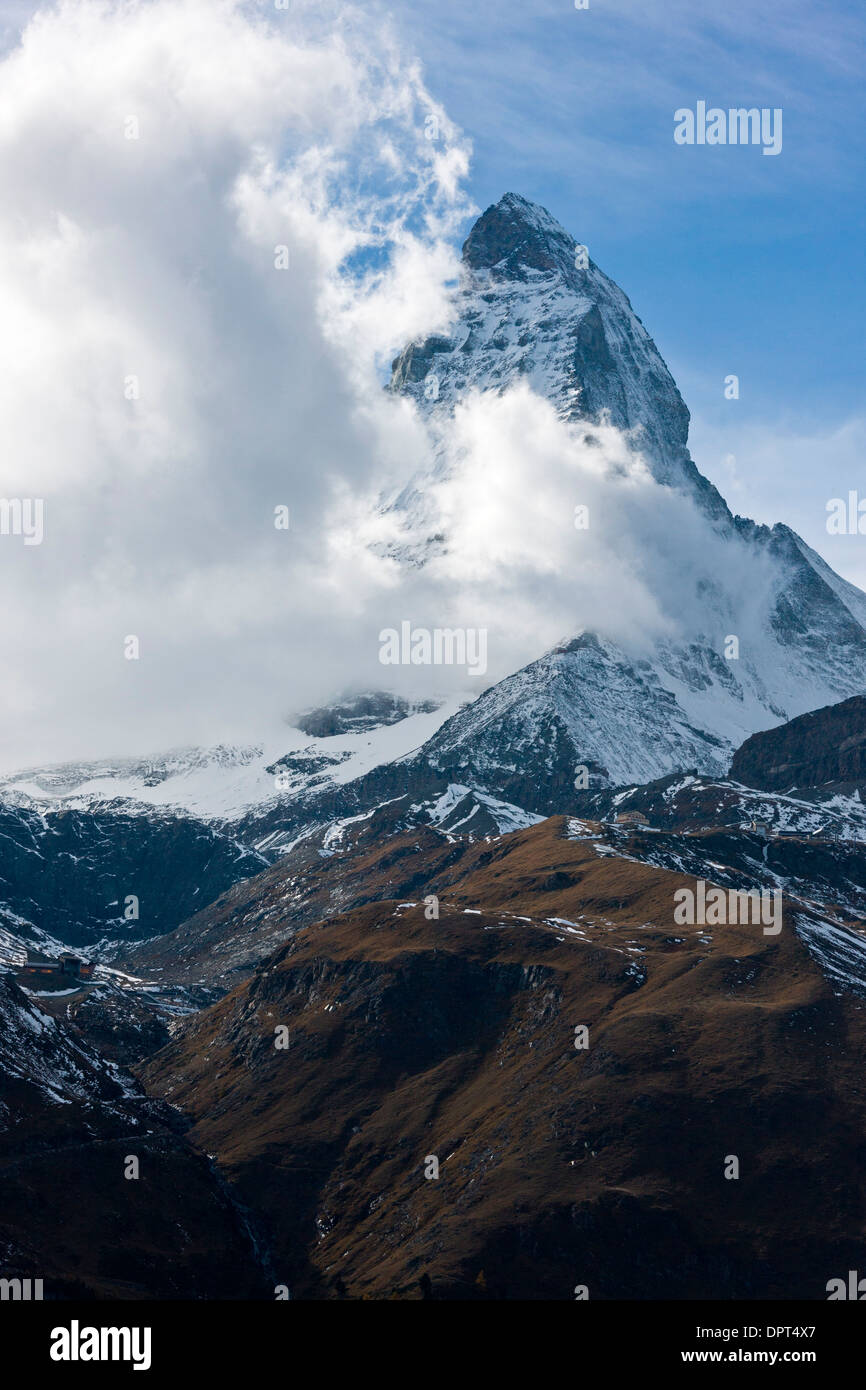 Matterhorn und Monte Cervino, mit Wolken, die aus dem Süden; Schweiz. Stockfoto