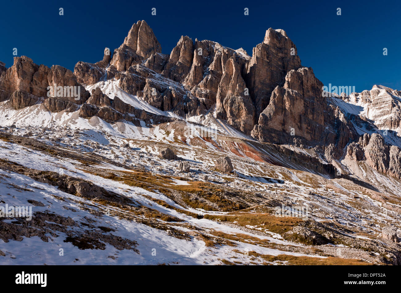 Blick bis zu den Gipfeln des Grande Lagazuoi (2835 m) von Forcella Bois, Herbst, Dolomiten, Nord-Italien. Stockfoto