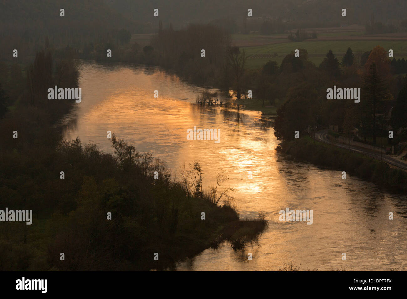 Der Fluss Dordogne bei Sonnenuntergang, unter La Roque-Gageac, Dordogne, Frankreich Stockfoto