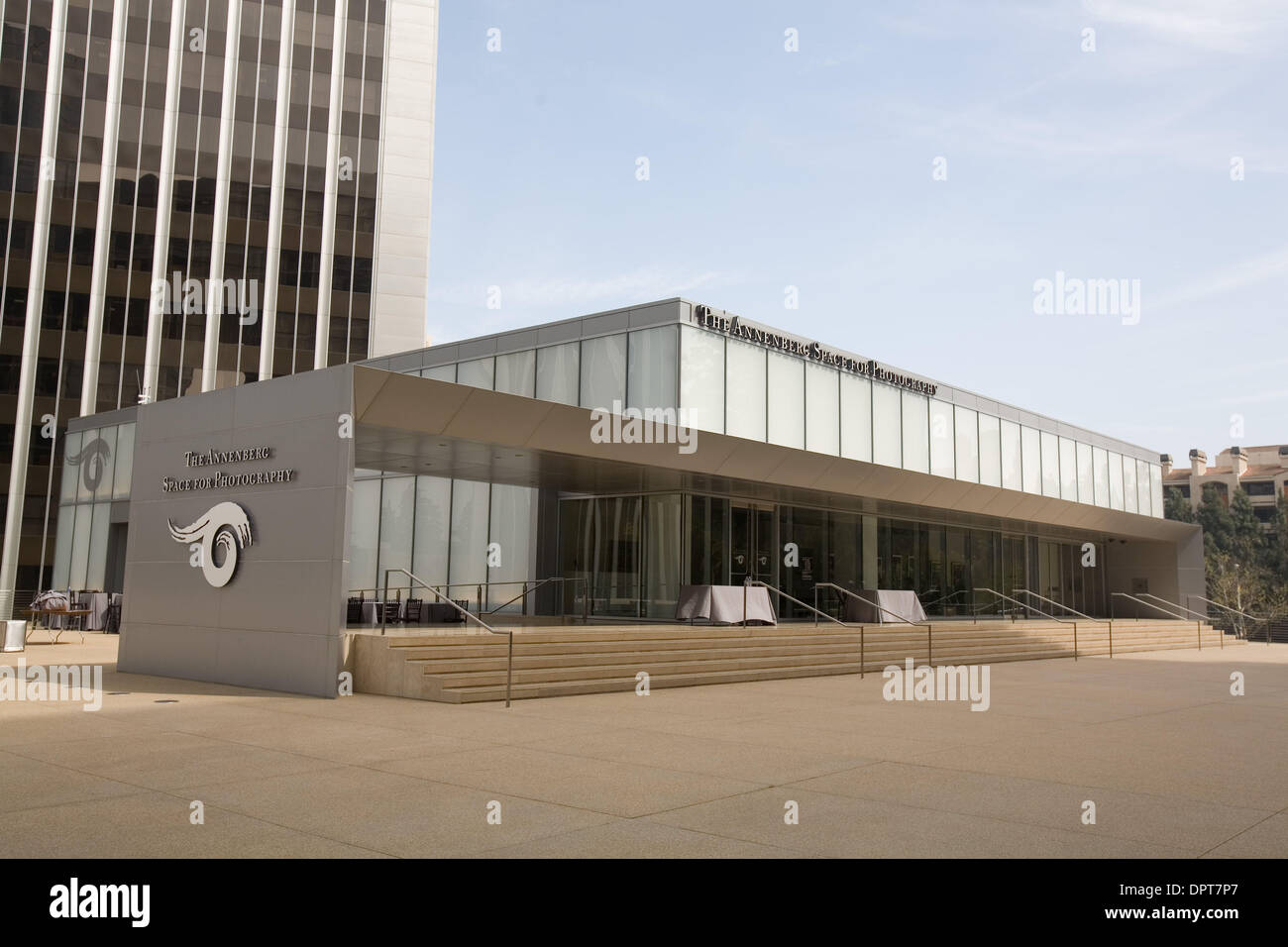 19. März 2009 soll - Los Angeles, Kalifornien, USA - das Innere der Annenberg-Raum für Fotografie Kameraelemente, darunter eine Decke Skulptur ähnlich einer Kamera-Auslöser und Wände fließen wie Film durch eine Kamera zur Rechnung tragen. Der Annenberg-Raum für Fotografie, erstellt von der Annenberg-Stiftung im Jahr 2000 Avenue of Stars in Los Angeles öffnet sich auf der Stockfoto