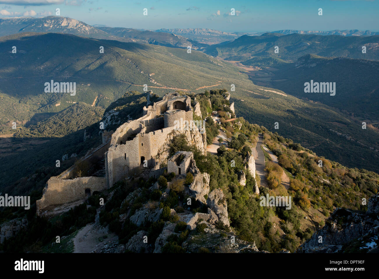 Antike Katharer Stätte von Château de Peyrepertuse, Peyrepertuse Burg im frühen Winter; Corbieres, Frankreich Stockfoto