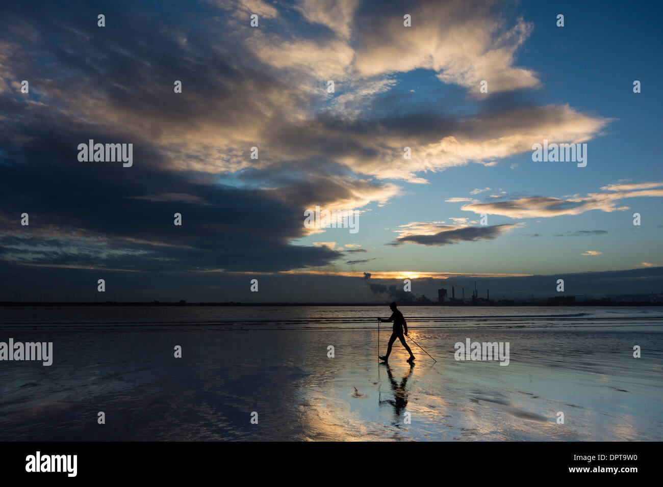 Ein Walker auf Seaton Carew Strand bei Sonnenaufgang, die 55 km lange Strecke von The England Coast Path antritt. Seaton Carew, England. UK Stockfoto