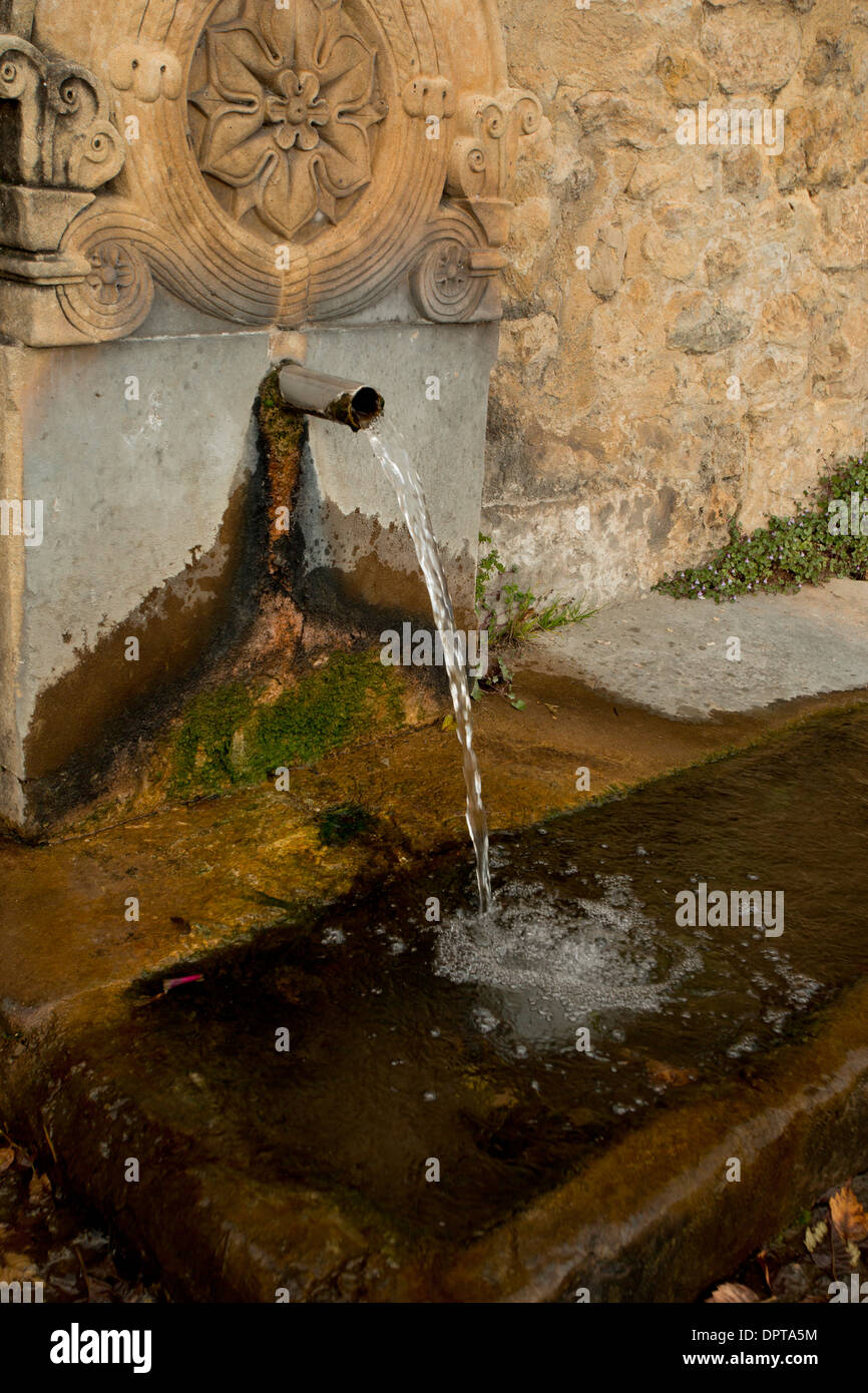 Trinkwasser-Auslauf (Eau Potable) in Beynac-et-Cazenac, Dordogne, Frankreich Stockfoto