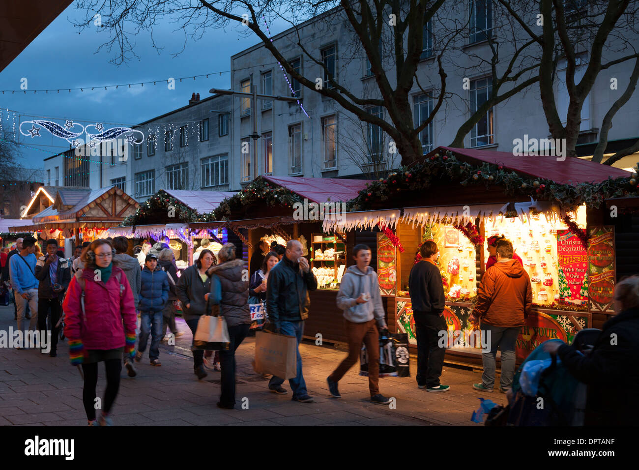 Shopper am Tradition Weihnachten Straßenmarkt. Stockfoto