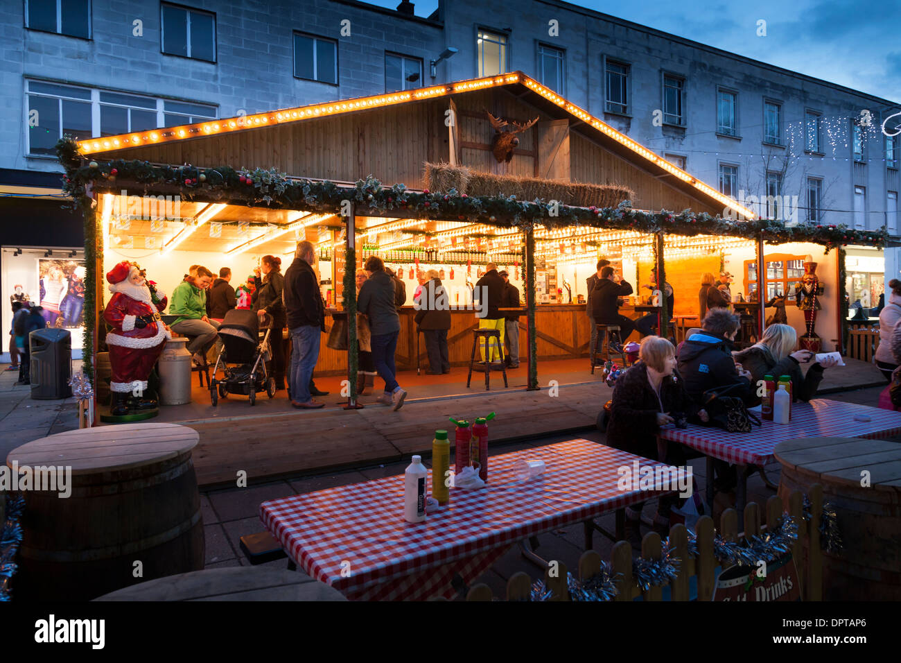 Bier-Chalet im traditionellen Weihnachtsmarkt Straße. Stockfoto