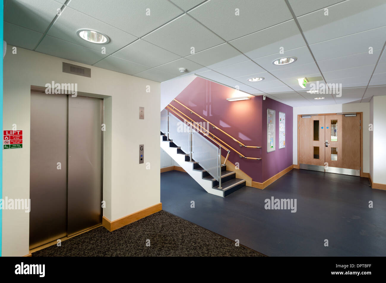 Moderne Büro-Aufzug und Treppen-Korridor. Stockfoto