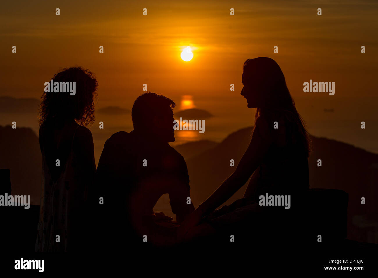 Rio De Janeiro, Brasilien. 16. Januar 2014. Touristen sind Silhouette, wie sie den Sonnenaufgang in der Nähe der Guanabara-Bucht in Rio De Janeiro, Brasilien, 16. Januar 2014 zu beobachten. Bildnachweis: Xu Zijian/Xinhua/Alamy Live-Nachrichten Stockfoto