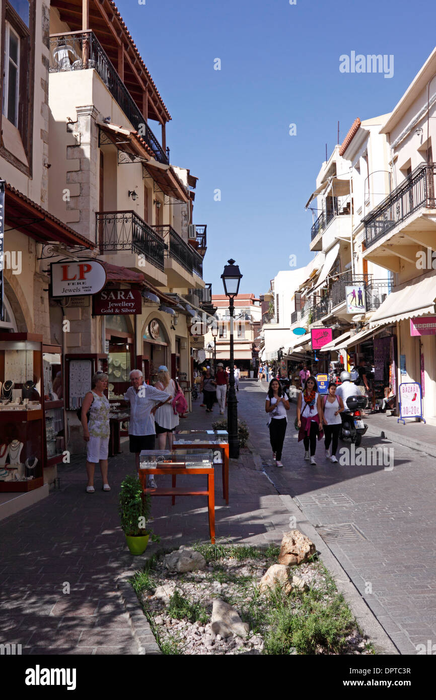 ERHOLUNGSGEBIET UND SOUVENIR-SHOPS. RETHYMNON KRETA. Stockfoto
