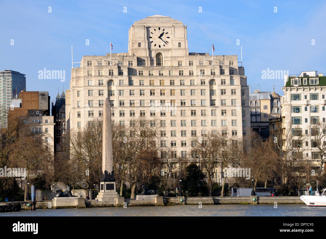 London, England, UK. Shell Mex House (1931 - Denkmalgeschützte Gebäude - die größte britische Ziffernblatt) und Cleopatra's Needle, von der South Bank gesehen Stockfoto