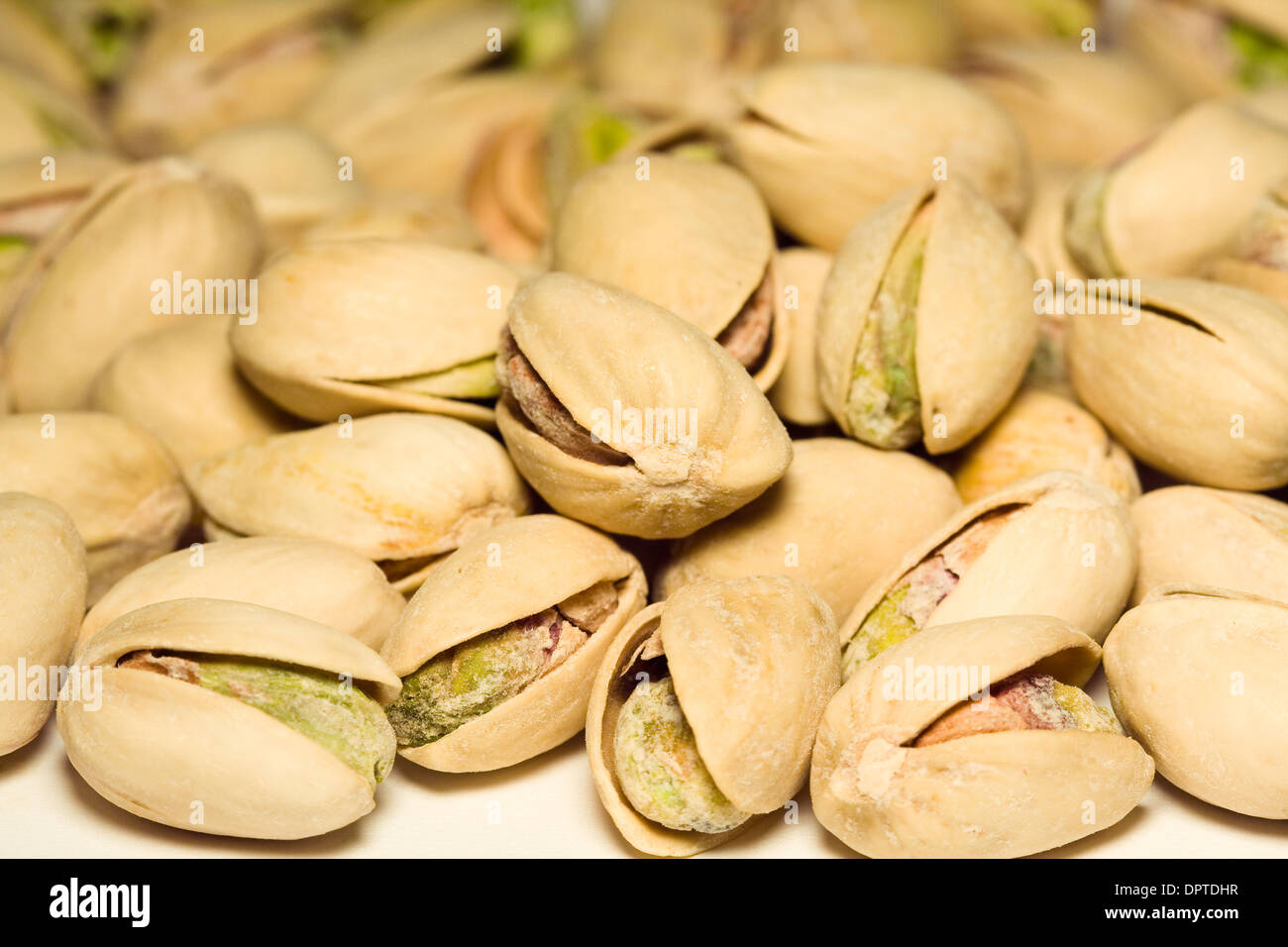 Trocken geröstete und gesalzene Pistazien Nüssen mit Shell auf weißem Hintergrund Stockfoto