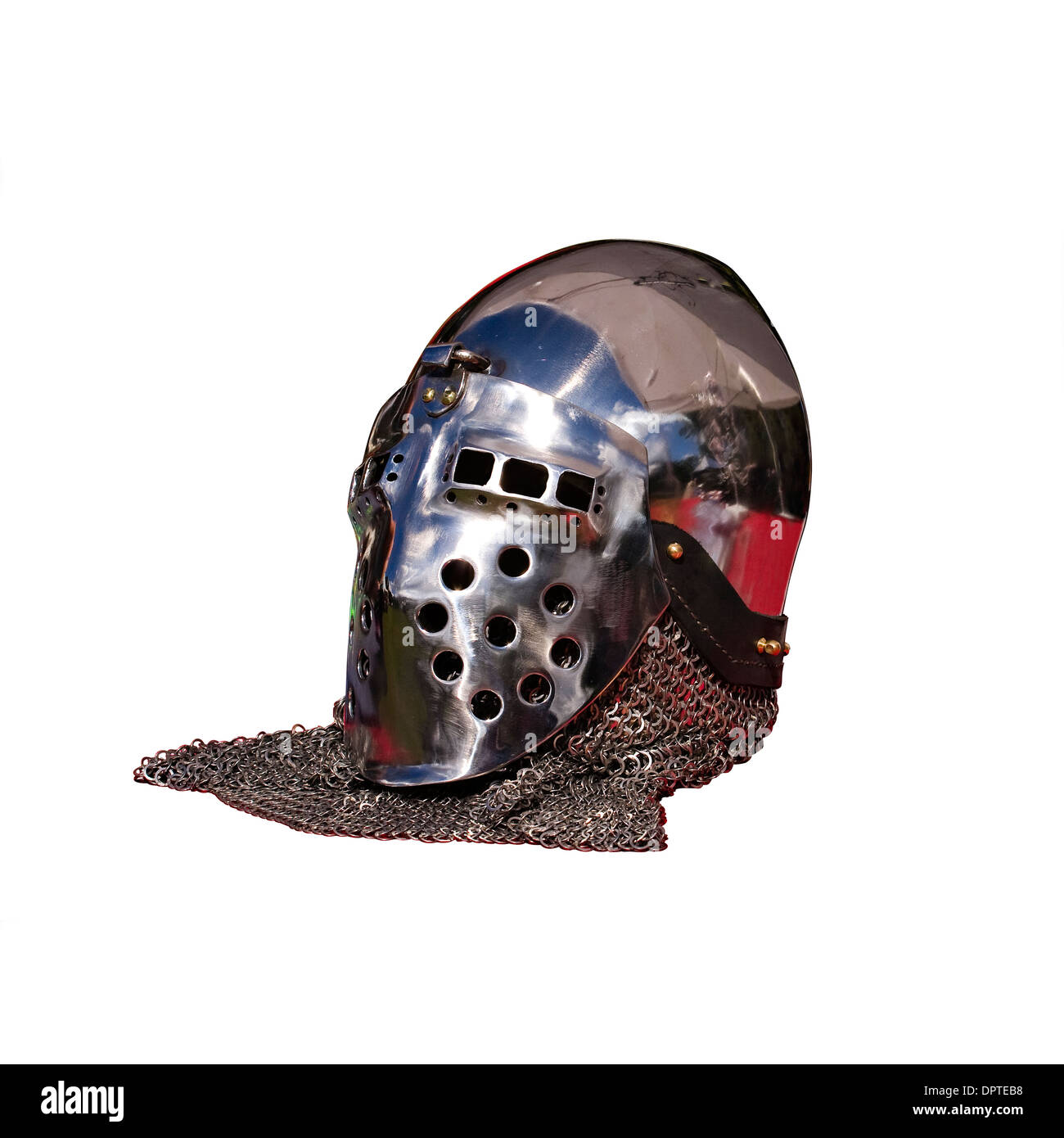 Schneiden Sie aus. Mittelalterliche Ritter Helm der glänzenden Rüstung und Kettenhemd auf weißem Hintergrund Stockfoto