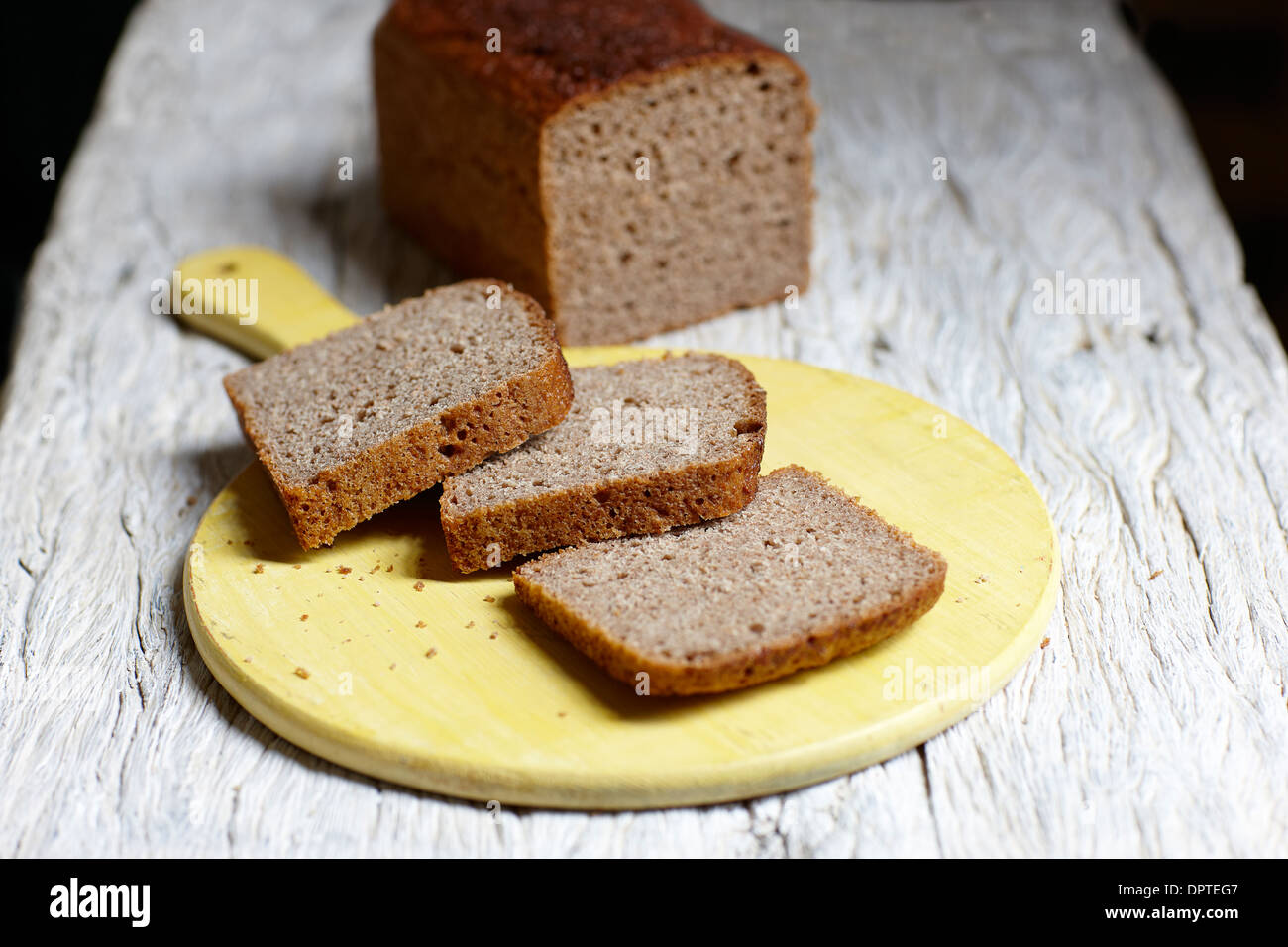 Roggen-Dinkel Brot in Scheiben geschnitten Stockfoto