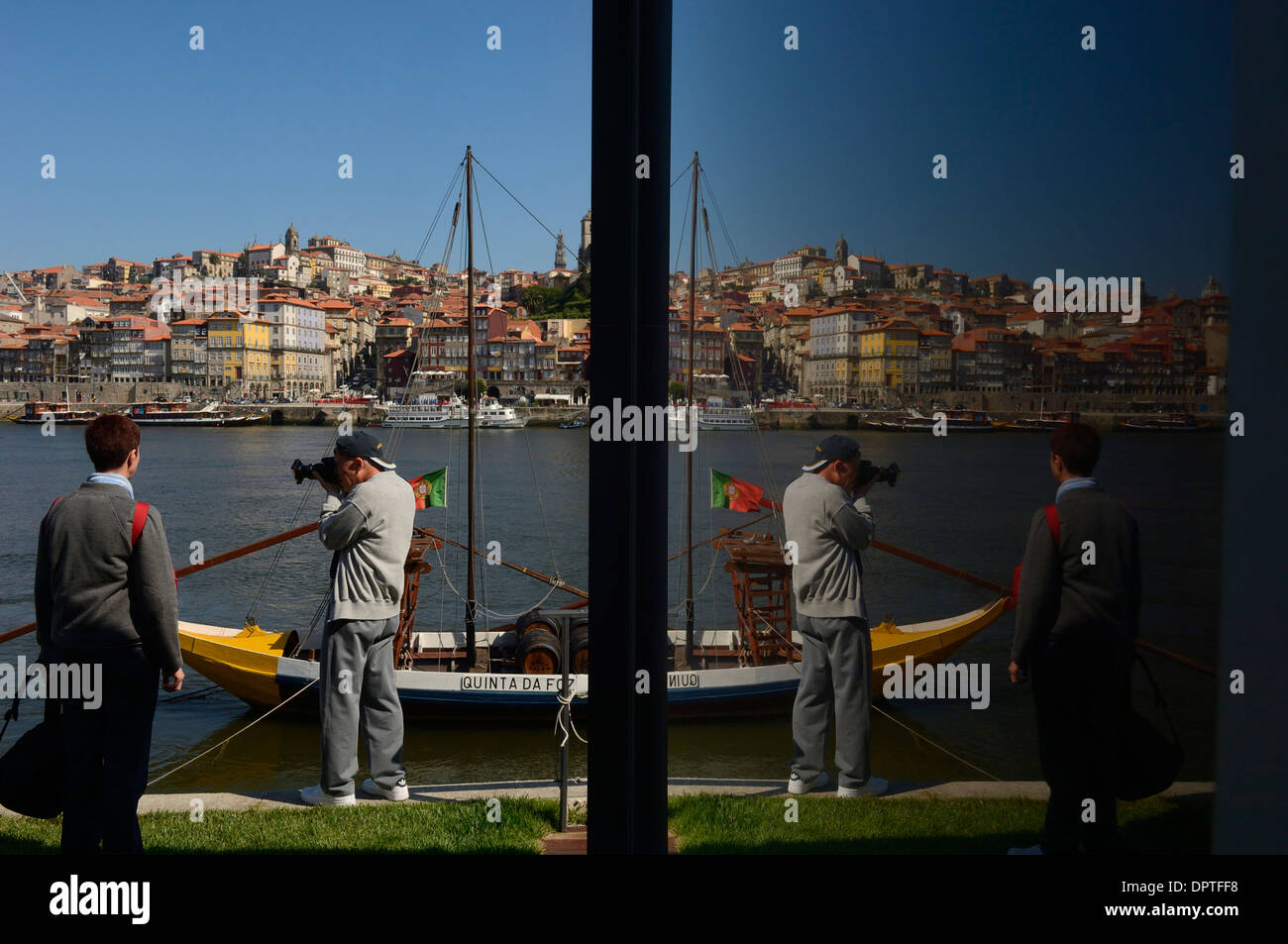 Erwachsenes paar Fotografieren am Fluss Douro. Oporto. Portugal Stockfoto