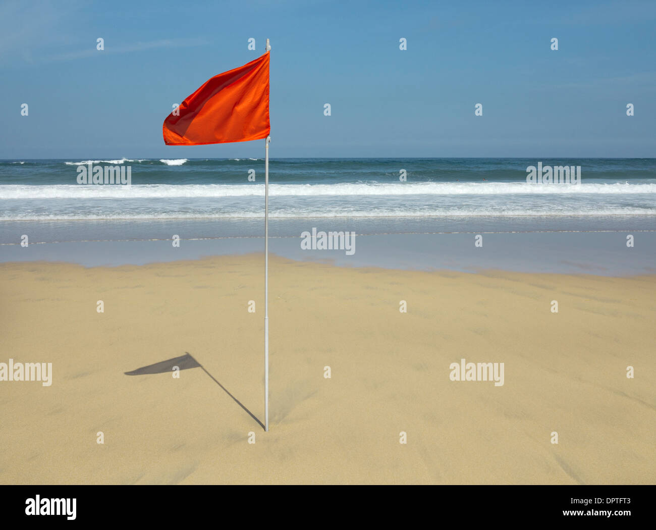 Rot' Nr. Baden' Flag gepflanzt in den Sand am Strand Zurriola, San Sebastian (Donostia), Baskenland, Spanien Stockfoto