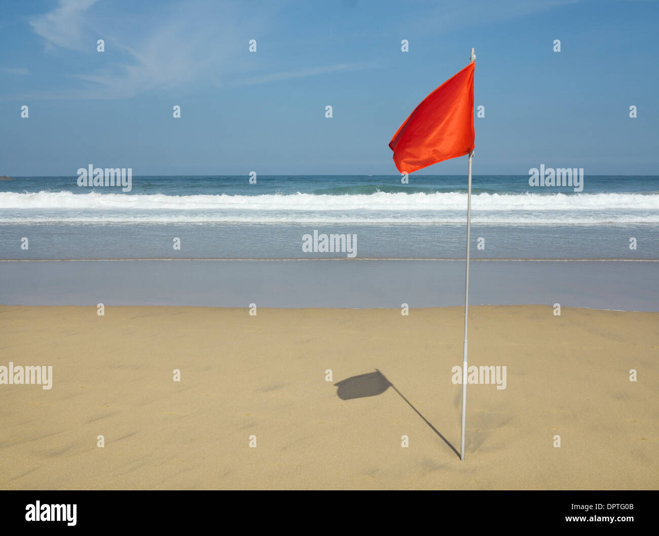 Rot' Nr. Baden' Flag gepflanzt in den Sand am Strand Zurriola, San Sebastian (Donostia), Baskenland, Spanien Stockfoto
