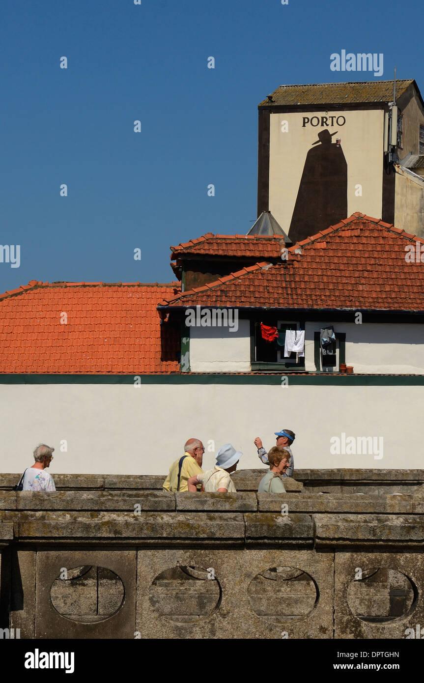 Touristen, die für die Kirche von São Francisco nach. Porto Oporto. Portugall Stockfoto