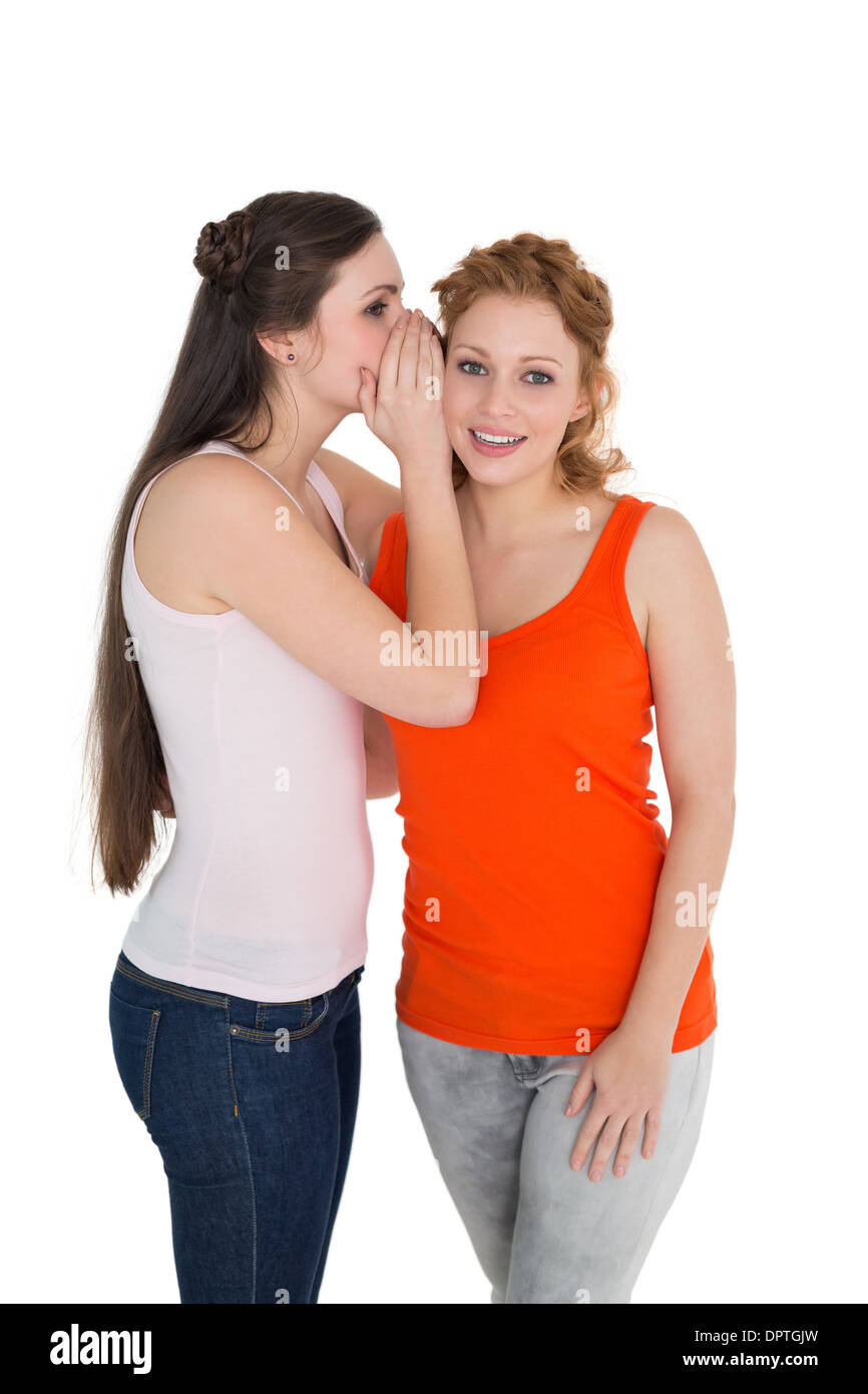 Zwei junge Freundinnen tratschen Stockfoto