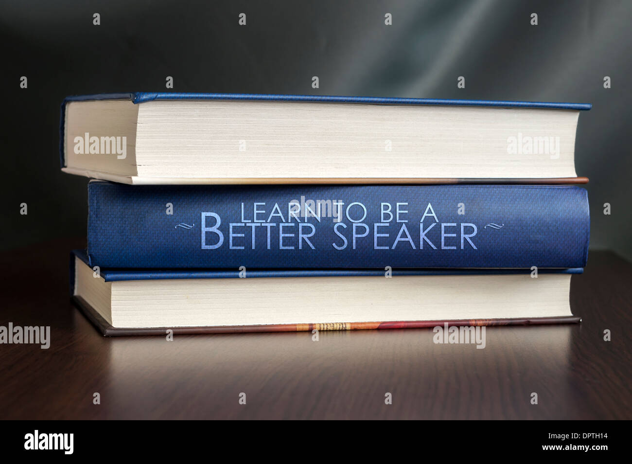 Bücher auf einem Tisch und einer mit "lernen, ein besserer Redner zu sein. "Abdeckung. Buch-Konzept. Stockfoto