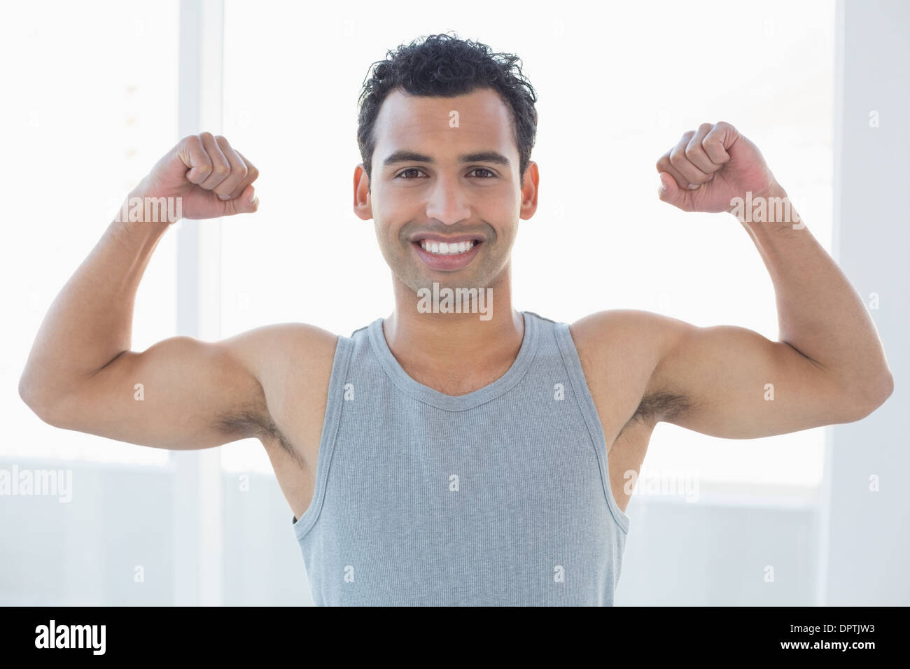 Jungen Mann Muskeln im Fitness-Studio fit Stockfoto