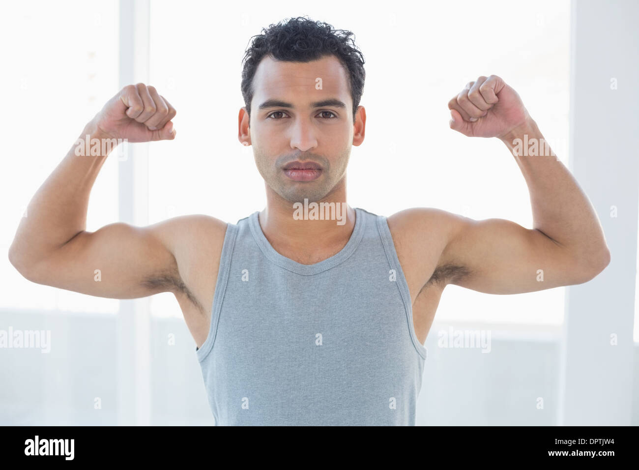 Jungen Mann Muskeln im Fitness-Studio fit Stockfoto