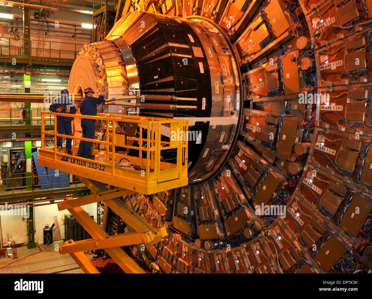 12. Januar 2009 - erfährt Genf, Schweiz - The CMS (Compact Muon Solenoid) Detektor am Large Hadron Collider bei Genf, Winter Wartungsarbeiten. CERN (Europäisches Zentrum für Kernforschung) entwickelt, der Large Hadron Collider (LHC) zu forschen in hochenergetischen Teilchenkollisionen.  Protonen beschleunigt bei nahe Lichtgeschwindigkeit in entgegengesetzte Richtungen rund 27km c Stockfoto