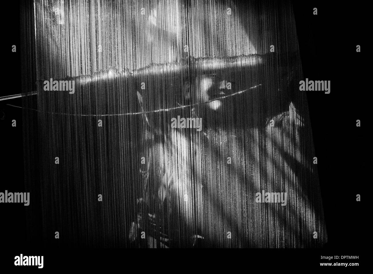 5. März 2009 - Katmandu, Nepal Bagmati - tibetische Flüchtlinge auf Hindernisse bei der Suche nach Jobs in ihren Gastländern, und viele, vor allem Frauen setzen auf traditionelle Handwerke wie Teppichweberei für ihren Lebensunterhalt. Erträge aus diesem Teppichfabrik ernährt sich etwa 400 Flüchtlinge.    (Bild Kredit: Edwin Koo/zReportage.com/ZUMA ©) Stockfoto