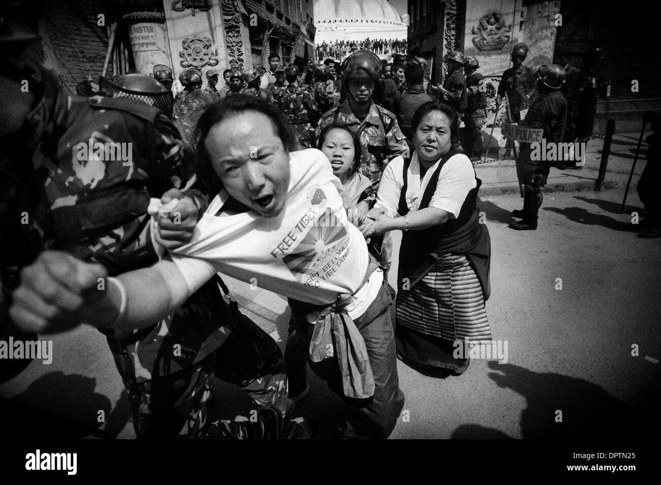 10. März 2009 - Katmandu, Nepal Bagmati - tibetische Demonstranten riefen Anti-chinesische Slogans und forderte ein "free Tibet" an Bouddhanath. Aber mit schweren Sicherheitsmaßnahmen, waren die Proteste in dem Tempelgelände, anders als im Vorjahr, als Tausende ihre Beschwerden bis hin in die chinesische Botschaft nahm, enthalten.  (Kredit-Bild: © Edwin Koo/ZUMA Press) Stockfoto