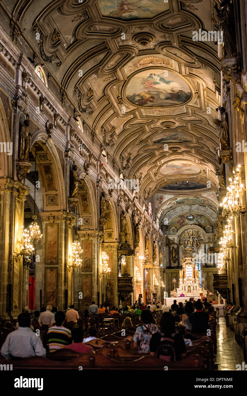 Santiago Chile // SANTIAGO, Chile — das Hauptschiff der Kathedrale ist ein Beispiel für neoklassizistische Architektur aus dem späten 18. Jahrhundert. Der zwischen 1748 und 1800 erbaute Dom verfügt über elegante klassische Proportionen und eine traditionelle katholische Raumordnung, die typisch für wichtige religiöse Gebäude der Kolonialzeit ist. Das Kirchenschiff dient als wichtigster Gottesdienst innerhalb der bedeutendsten katholischen Kirche von Santiago, die sich auf der westlichen Seite der Plaza de Armas im historischen Zentrum der chilenischen Hauptstadt befindet. Der Katheter Stockfoto