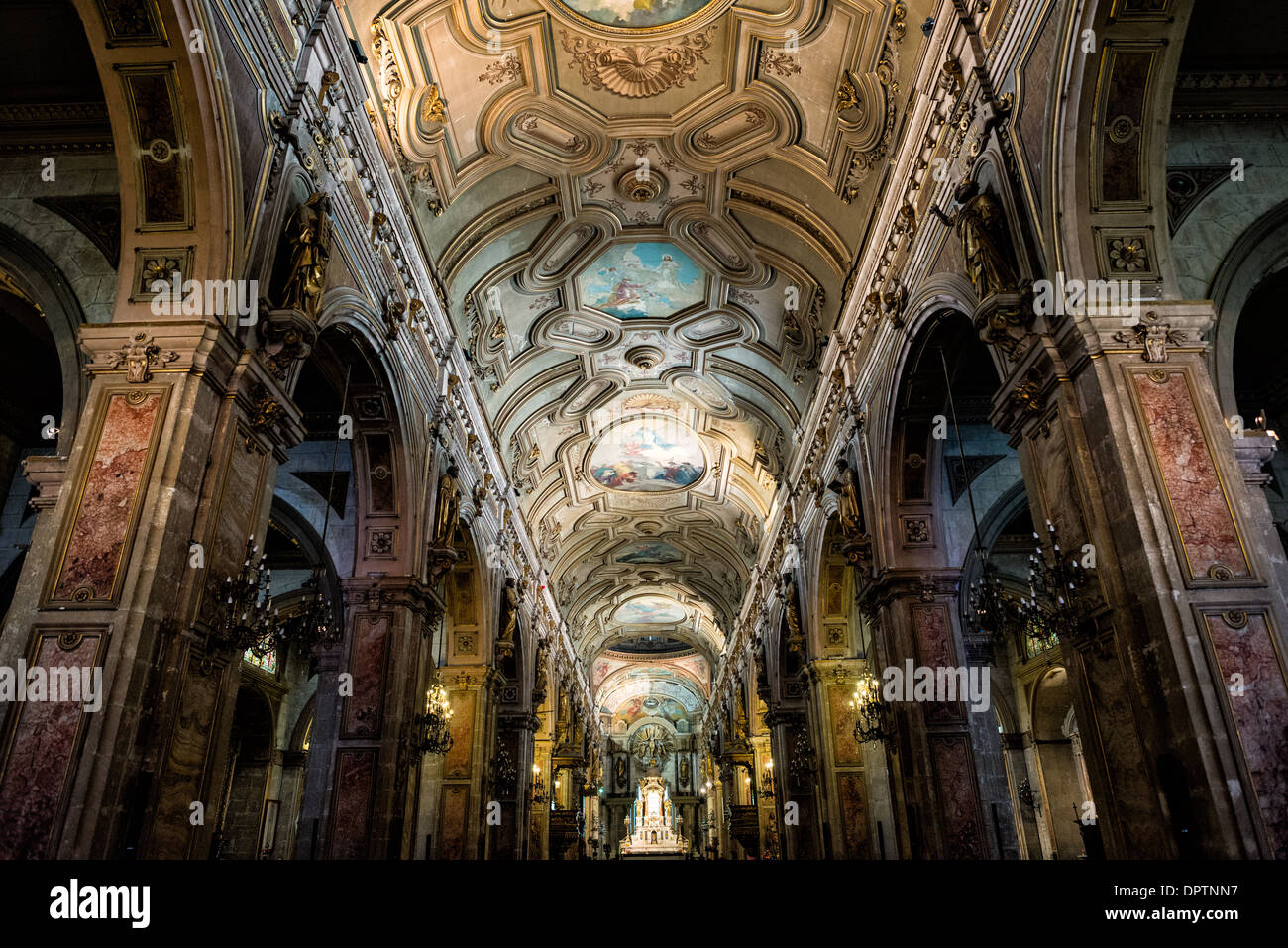 Santiago Chile // SANTIAGO, Chile — die aufwendig verzierte Decke der Kathedrale von Santiago (Catedral Metropolitana de Santiago) steht als Meisterwerk religiöser Architektur in Chiles Hauptstadt. Diese neoklassizistische Kathedrale befindet sich auf der westlichen Seite der Plaza de Armas, dem Hauptplatz der Stadt, und wurde zwischen 1748 und 1800 mit verschiedenen Änderungen in den folgenden Jahren erbaut. Die Kathedrale dient als Sitz der Erzdiözese Santiago und stellt eines der bedeutendsten religiösen Gebäude des Landes dar. Sie ist reich Stockfoto