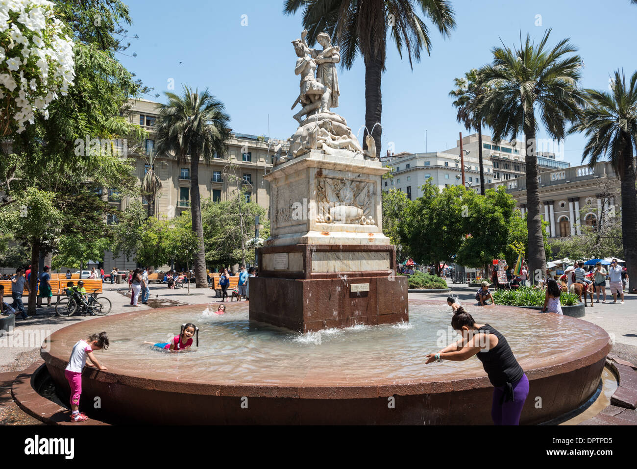 Plaza de Armas Denkmal für die amerikanische Freiheit Brunnen Santiago Chile // SANTIAGO, Chile — der kunstvoll verzierte Brunnen im Zentrum der Plaza de Armas zeigt das Monumento a la Libertad Americana, ein bedeutendes historisches Wahrzeichen auf dem Hauptplatz von Santiago. Das vom italienischen Bildhauer Francesco Orsolino errichtete Marmormonument wurde 1836 errichtet und zeigt eine allegorische Figur der Freiheit, die die Ketten einer indigenen Frau bricht und die Befreiung von der Kolonialherrschaft symbolisiert. Auf dem Sockel des Monuments befinden sich detaillierte Basreliefs, die wichtige Ereignisse aus Südamerika illustrieren Stockfoto