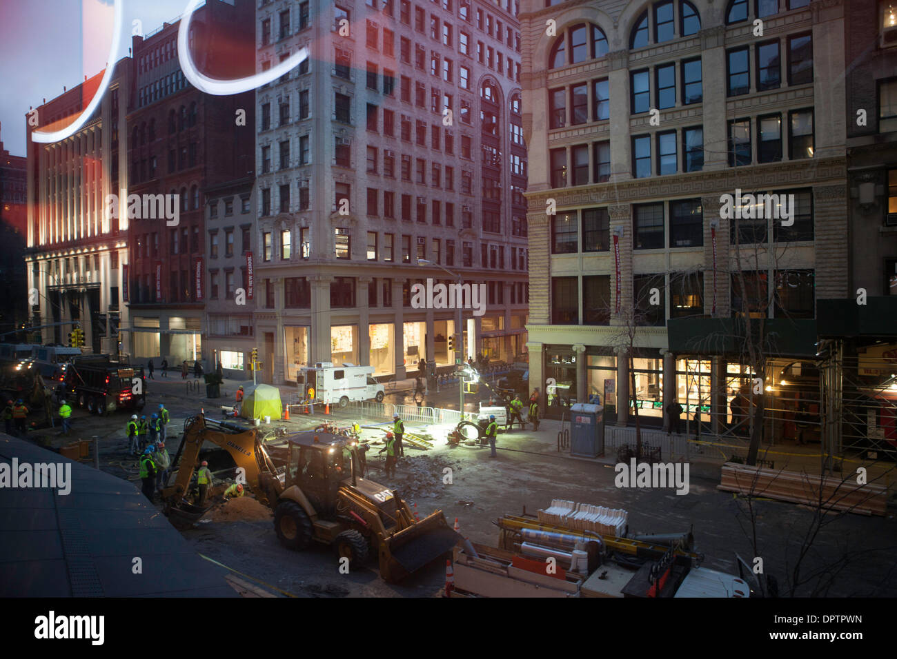 New York, USA. 15. Januar 2014. Ein Blick von der neuen New School aufbauend auf 63 5th Ave auf 13th Street im Bau. Die Hauptwasserleitung Pause ereignete sich direkt vor den Bauarbeiten für das Gebäude. Bildnachweis: Mansura Khanam/Alamy Live-Nachrichten Stockfoto